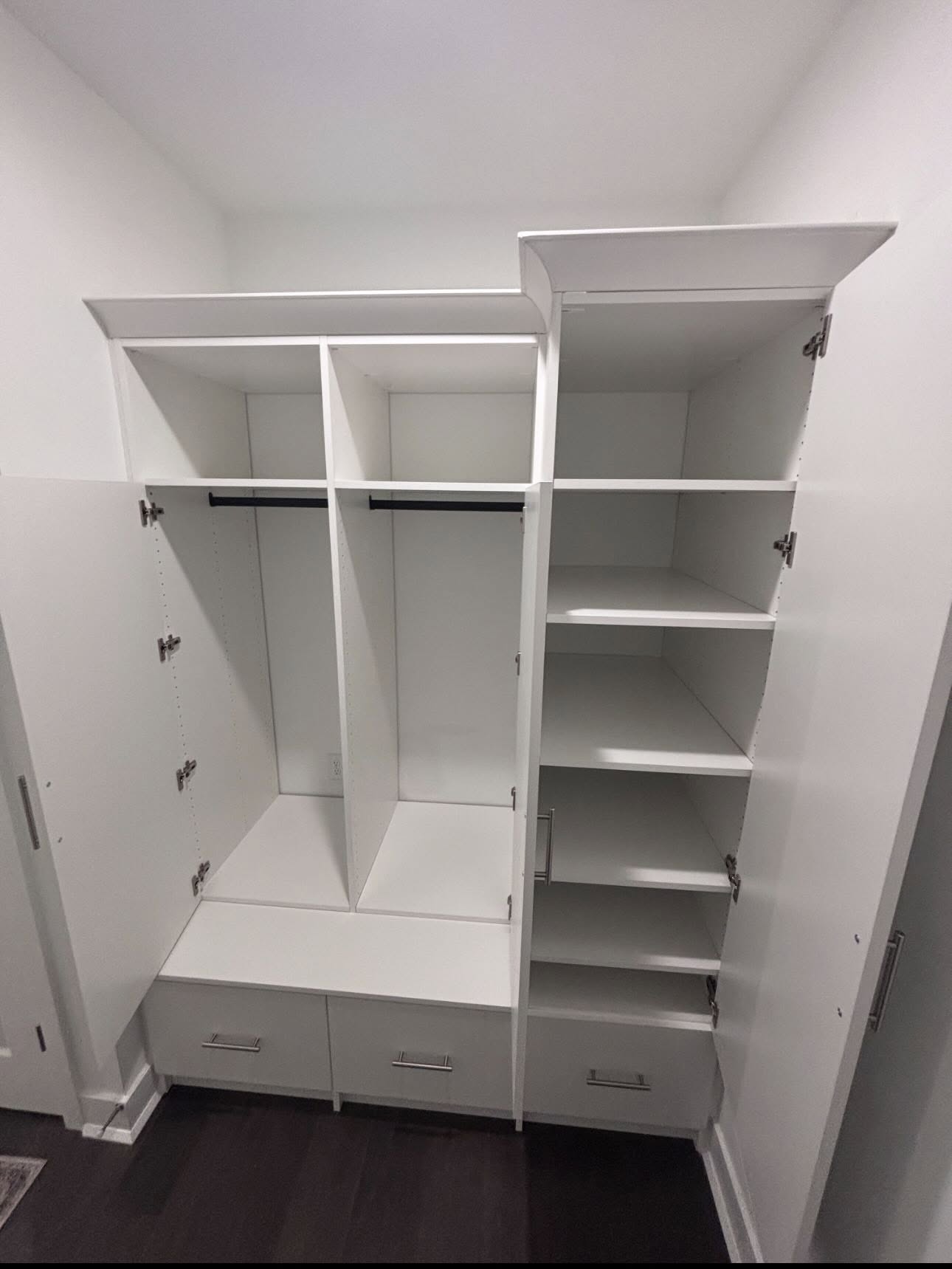 Custom mudroom lockers with hanging rods, bench seating and drawers
